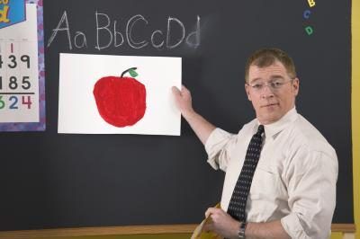 Un enseignant utilise une image d'une pomme pour aider les élèves handicapés à mieux communiquer
