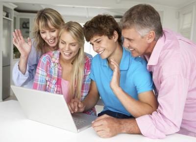 Famille utilisant Skype pour parler à des parents