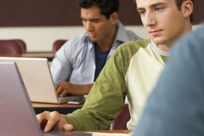 Les étudiants du Collège en classe sur les ordinateurs portables