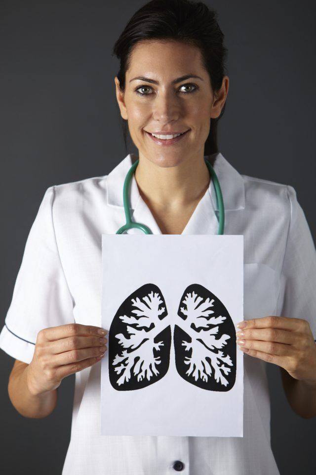 Infirmière détient photo de poumons
