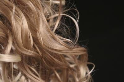 Cheveux overprocessed est particulièrement sujettes à des extrémités cassées.