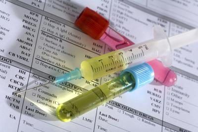 Close up de tubes de seringue et d'essais sur le dossier médical.