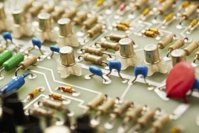 Presque tous les emplois de technicien de l'électronique incluent la réparation et l'entretien de l'organisation's electronics equipment.
