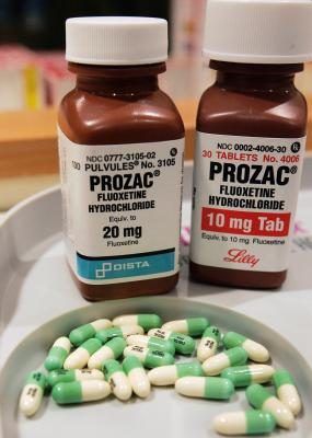 bouteilles de Prozac et tablettes
