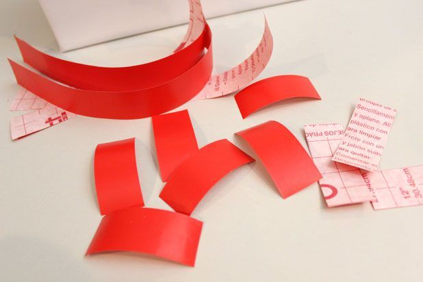 Couper le papier de contact rouge en lanières.