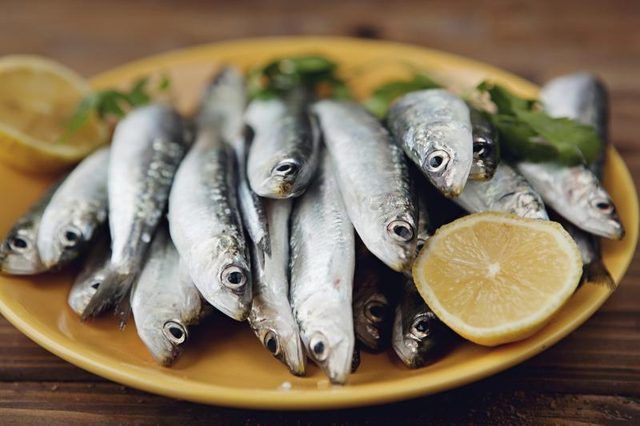 Un groupe de sardines au citron premières.