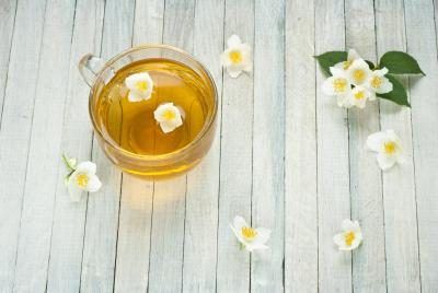 Le thé au jasmin et de fleurs sur une surface en bois