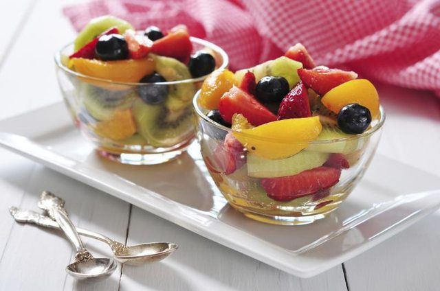 Salades de fruits frais dans un bol en verre