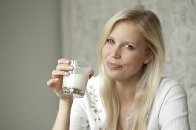Femme de boire un verre de lait