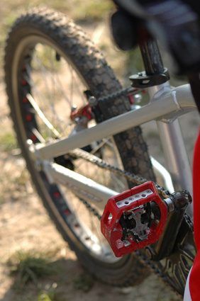 Ce vélo BMX a un cadre en aluminium boîte de style.