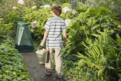 Les déchets végétaux peuvent être utilisés pour faire du compost.