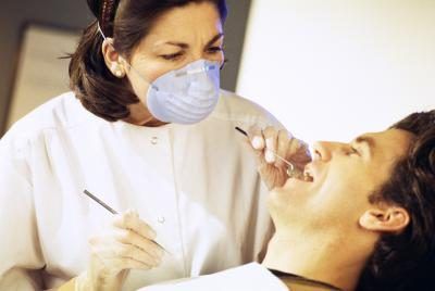 L'endodontiste sera engourdir le patient et revenir dans la dent.