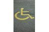 Des places de stationnement doivent être accessibles en fauteuil roulant.