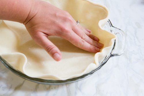 Appuyez sur la croûte de tarte dans une assiette à tarte.
