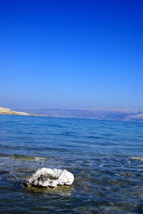 La Mer Morte - un bassin peu profond rempli minérale