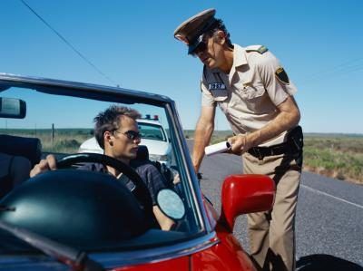 Cop donnant conducteur un billet