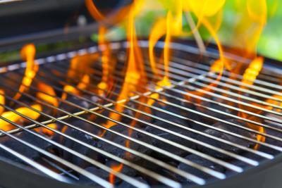 Barbecue avec des flammes