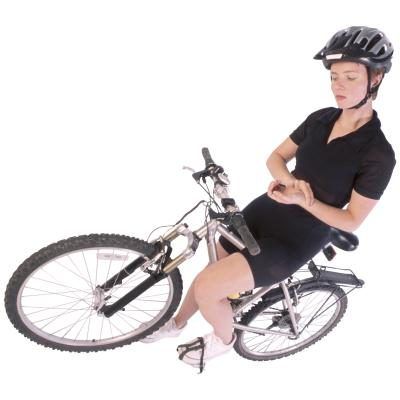 Femme prenant son pouls sur le vélo