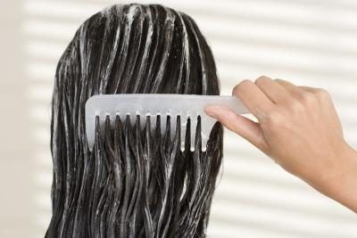L'huile d'Amla est utilisé sur les cheveux comme un traitement de pré-shampoing ou après-lavage mastic ou un conditionneur.