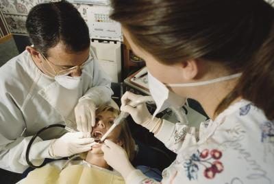 Patient durant la procédure dentaire avec une perceuse.
