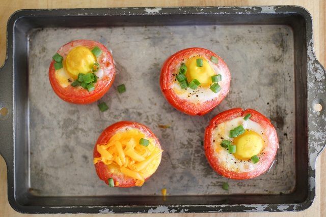 Cuire les œufs dans les tomates pour un petit déjeuner à puce.