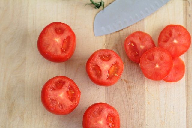 Couper le haut des tomates.