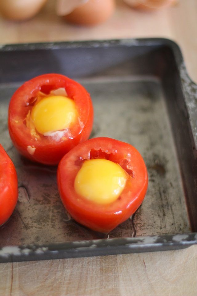 Cassez un œuf dans chaque tomate.