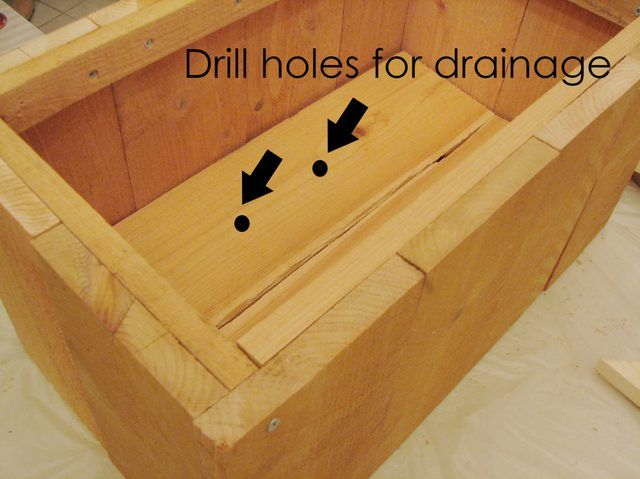 Percez deux trous dans les deux panneaux de fond pour le drainage.