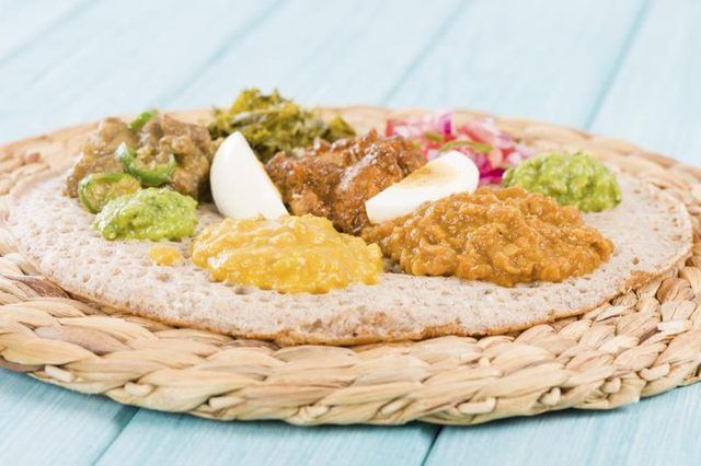 Un repas éthiopien contenant injera.