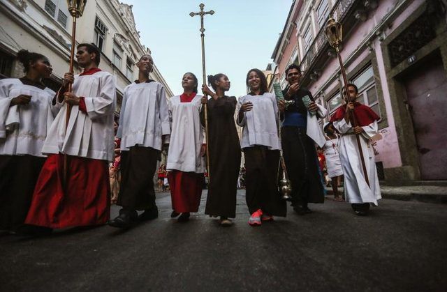 Chrétiens marchent dans la rue.