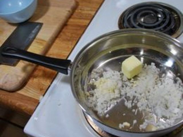 Comment faire cuire les moules dans une sauce au vin blanc à l'ail