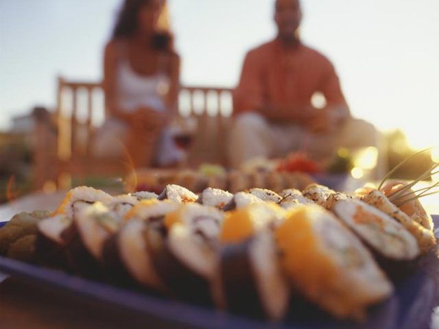 Un gros plan d'un boniment de sushi sur une table de bord de mer.