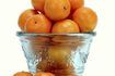 Utilisez différentes configurations ou des plats pour empiler ensemble des oranges à servir.