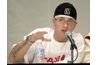 Eminem porte une casquette de baseball honorer un artiste hip-hop contemporain, 50 Cent.