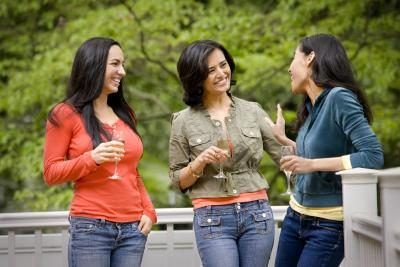 Trois femmes boivent du vin de petits verres de vin.