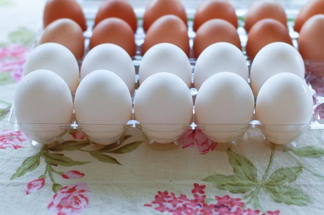 Conserver les œufs réfrigérés jusqu'à la teinture.
