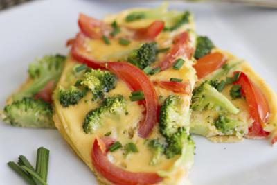 Close-up d'une omelette de légumes sur une plaque