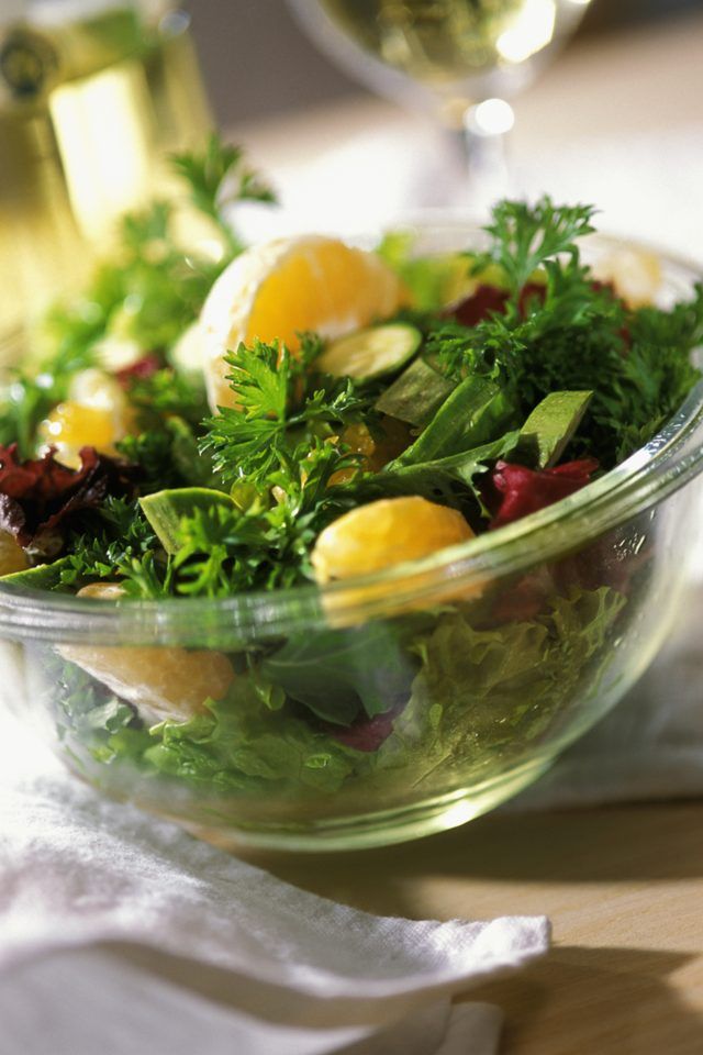 Close-up d'une salade dans un bol en verre