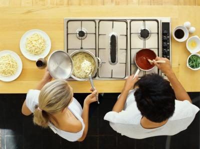 High angle de vue d'un couple de cuisson dans la cuisine.