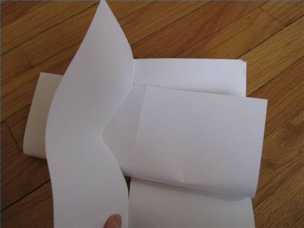 Nourrissez la première feuille de papier à mi-chemin à travers la fente et de la pop ouverte.