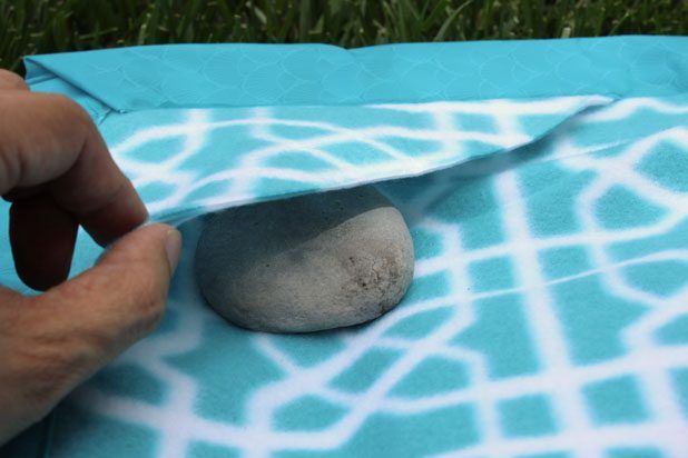 Peser duvet de plumes avec des roches dans les coins