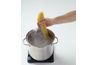 Maintenez les pâtes soigneusement dans l'eau pendant quelques secondes pour lui permettre de devenir plus flexible.