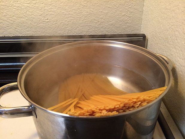 Ajouter les pâtes à l'eau bouillante