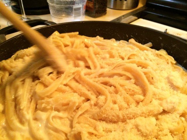 Ajouter les pâtes à la sauce et mélanger avec le fromage de parmesan