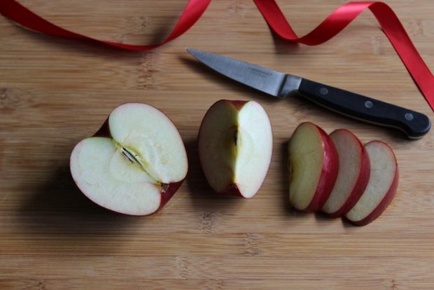 Laissez la peau de pomme saine et intacte.