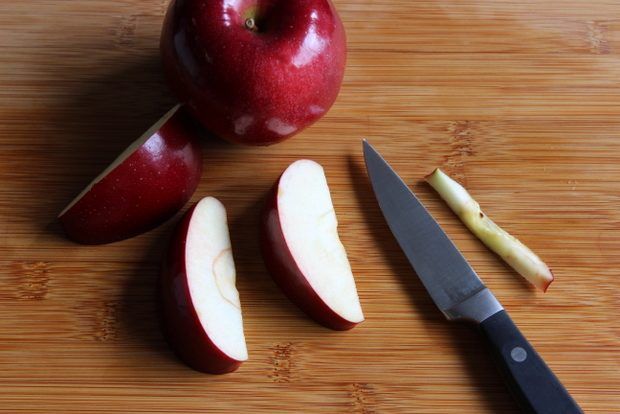 Un adulte devrait couper les pommes pour les enfants.