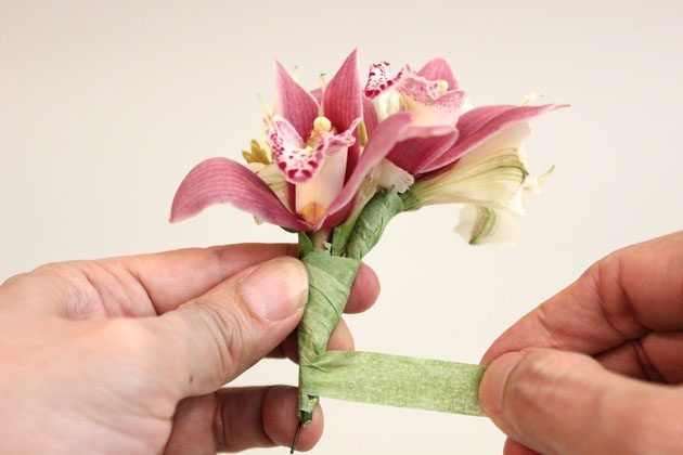 Collez les fleurs d'orchidée à l'autre un à la fois.
