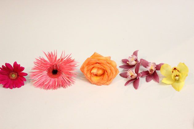 Utilisez Trois Fleurs par corsage, OU juin juste si Elle's a large bloom.