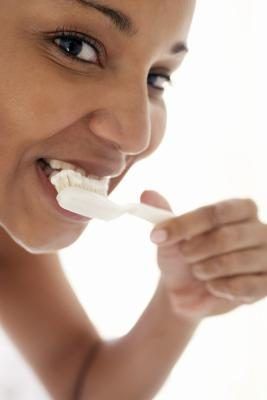 Ajout de bicarbonate de soude à la pâte dentifrice peut aider à blanchir les dents.