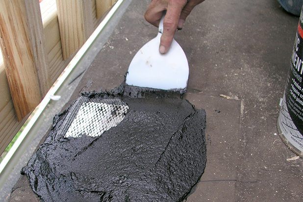 Etalez une autre couche de ciment de toiture.